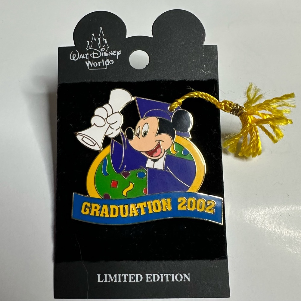 Mickey Mouse Graduation Pin 2002 - Picture 3 of 4